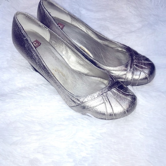 Silver gently worn BG slip on shoe 8! Thicker sole for height but so comfy 8! - Picture 3 of 4